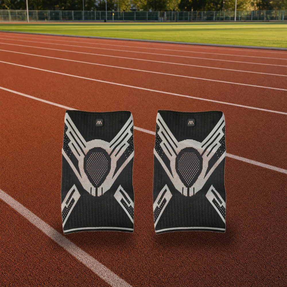 Dos rodilleras de compresión de la misma talla sobre una pista de atletismo